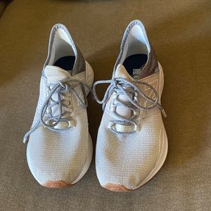 Women’s New Balance ROAV